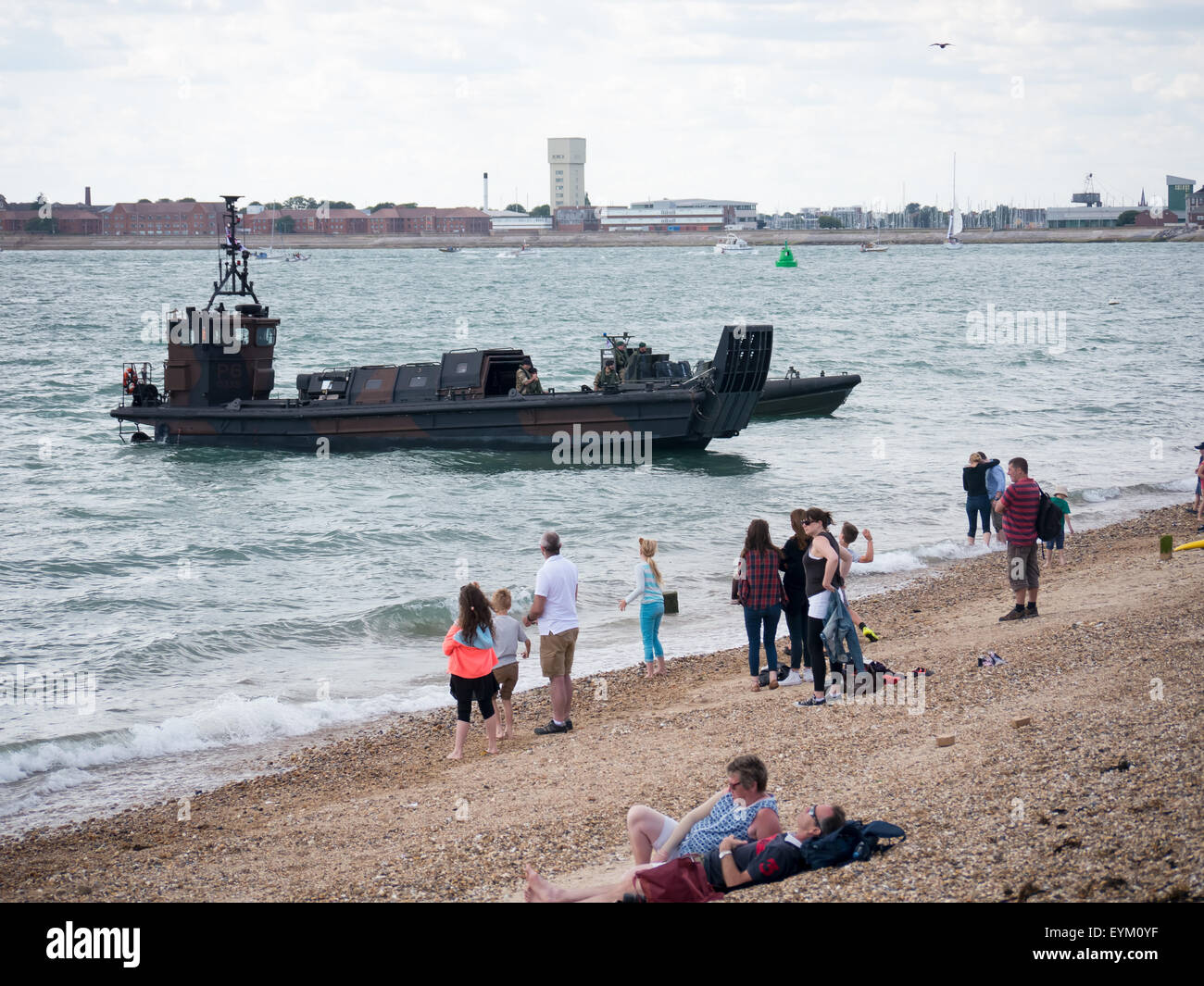 Menschen auf Southsea Strand zu sehen, dass eine Royal Marines LCVP Mk5 Landungsboote Praxis Manöver. Stockfoto
