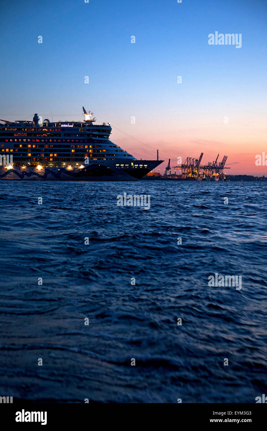 Deutschland, Hamburg, Hafen, Kreuzfahrtschiff Aida, am Abend, Stockfoto