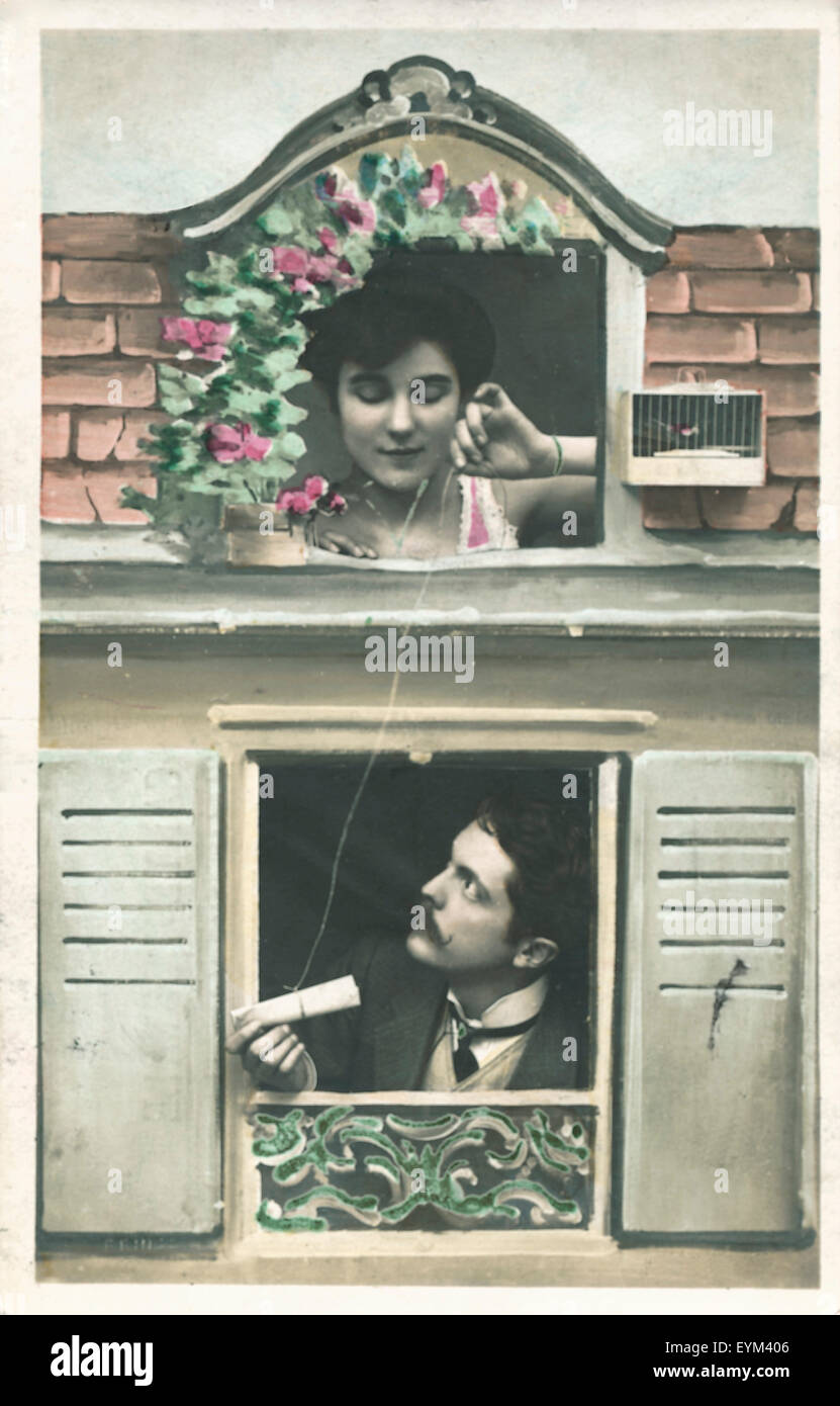 Postkarte, historisch, Frau am Fenster sendet Nachrichten an Mieter, Stockfoto