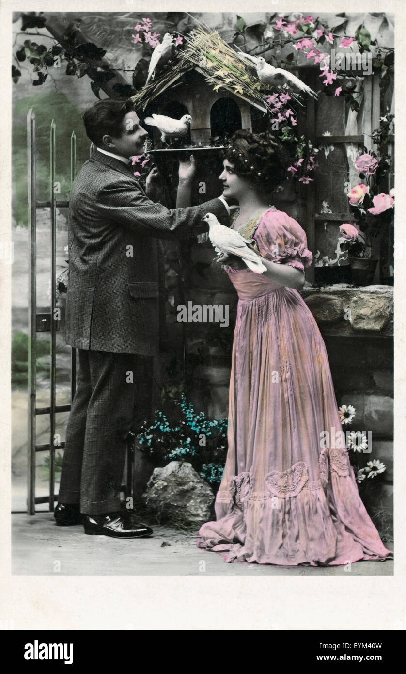 Postkarte, historisch, paar in Liebe, weiße Tauben, Stockfoto