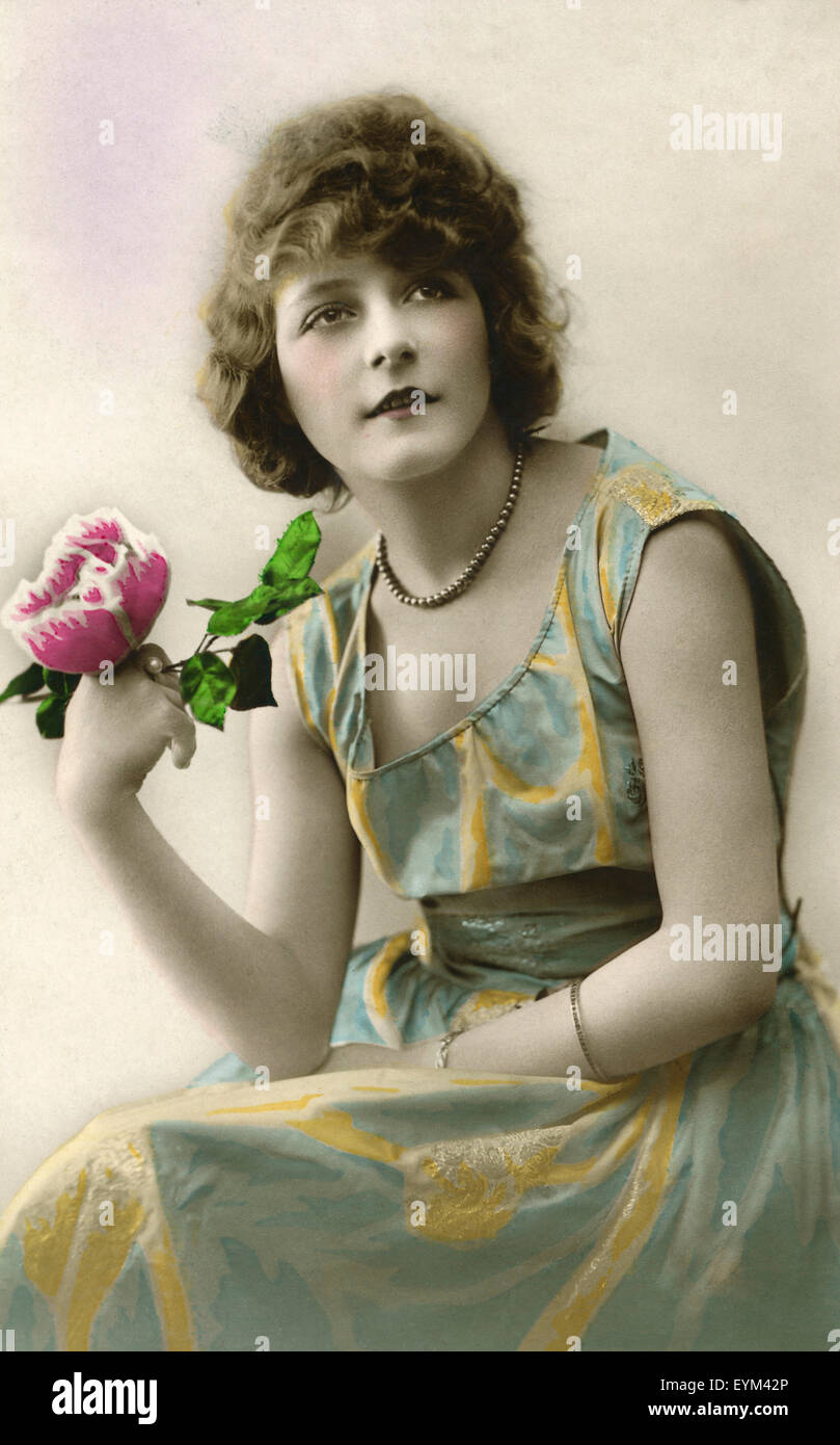 Postkarte, historisch, Frau mit Blume, nachdenklich, träumt entfernt, Stockfoto