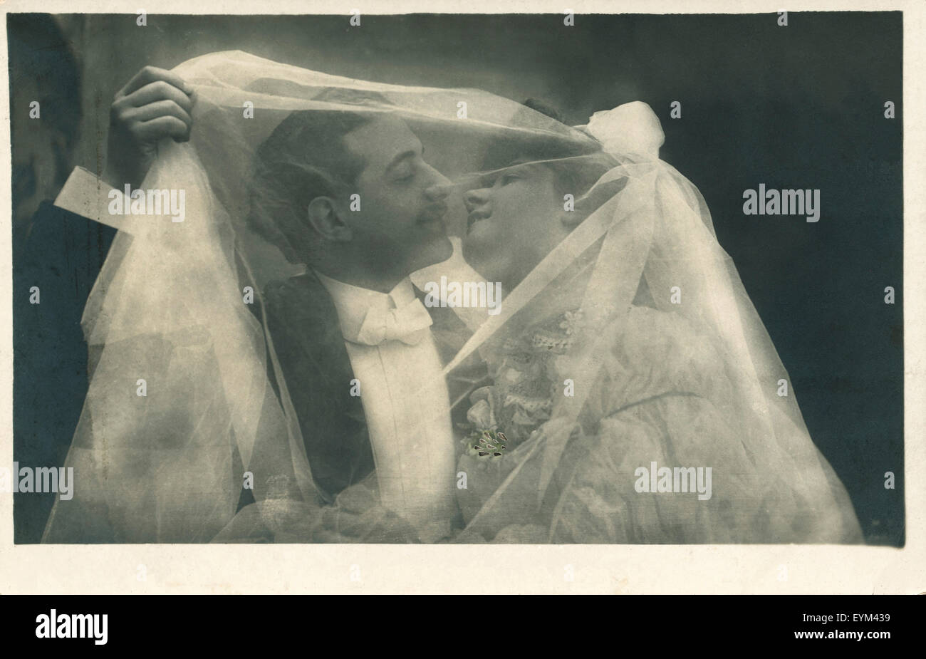Postkarte, historisch, Braut und Bräutigam, küssen, Stockfoto