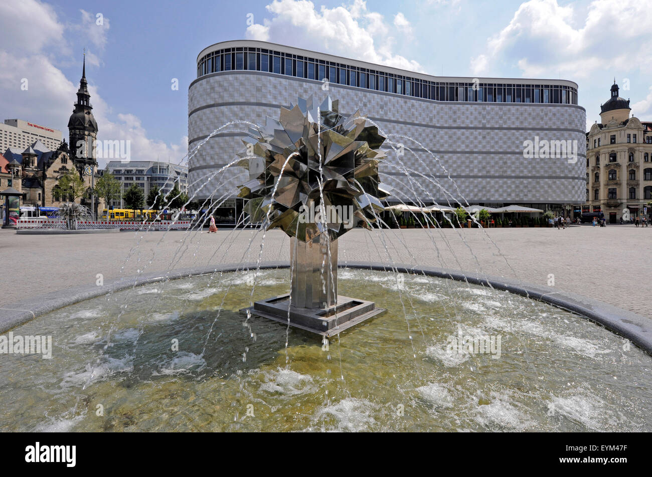 Neugestaltet von den Wagners Platz in Leipzig mit der beliebten Brunnen Blätterteig Blume des Bildhauers Harry Müller, dahinter der Einkauf Komplex am Brühl, auf der linken Seite des Ringes Tröndlin Gerichte, Stockfoto