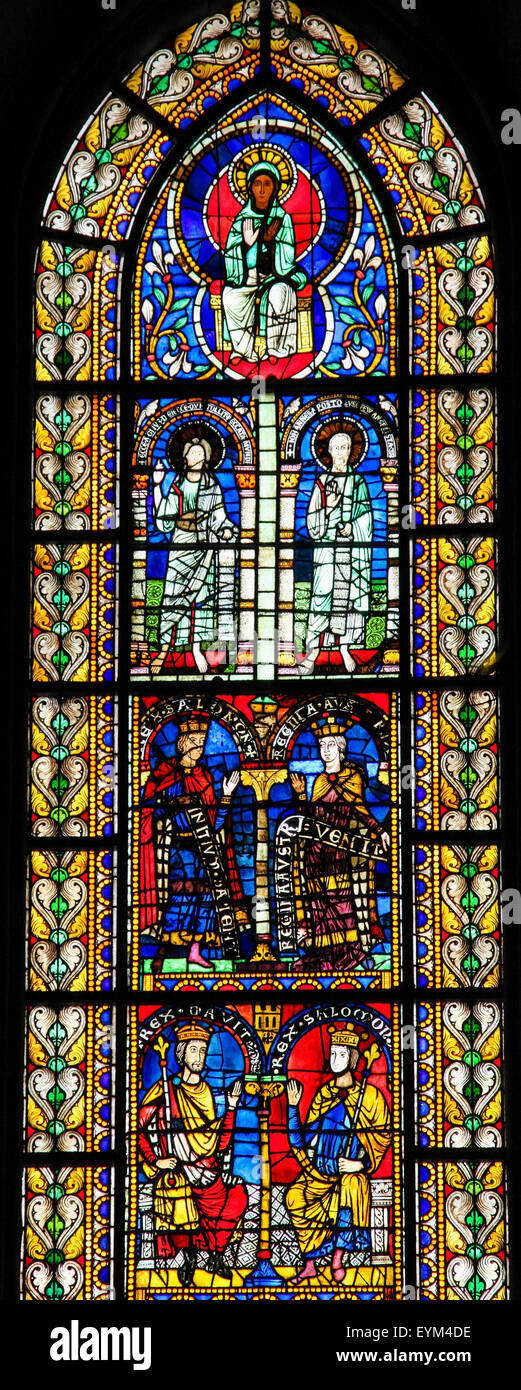 Straßburg, Frankreich - 9. Mai 2015: Glasmalerei Darstellung König Solomon und König David in der Kathedrale von Straßburg, Frankreich Stockfoto