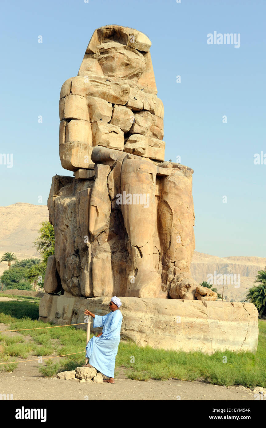 Einer der beiden monumentalen Memnonkolosse in Theben-West einmal die Grabbeigaben Tempel Amenophis III flankiert, Stockfoto