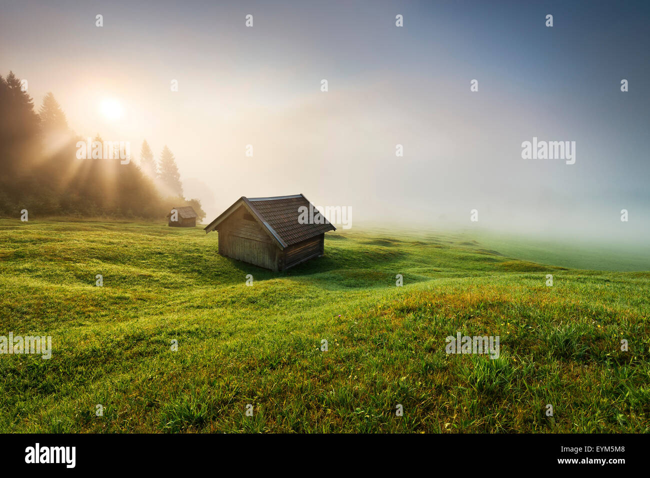 Berge, Alpen, "Geroldsee" (See), Hütte, Wiese, Sonnenstrahlen, Sonnenaufgang, Morgen, Stimmung, Hang, Nebel, Stockfoto