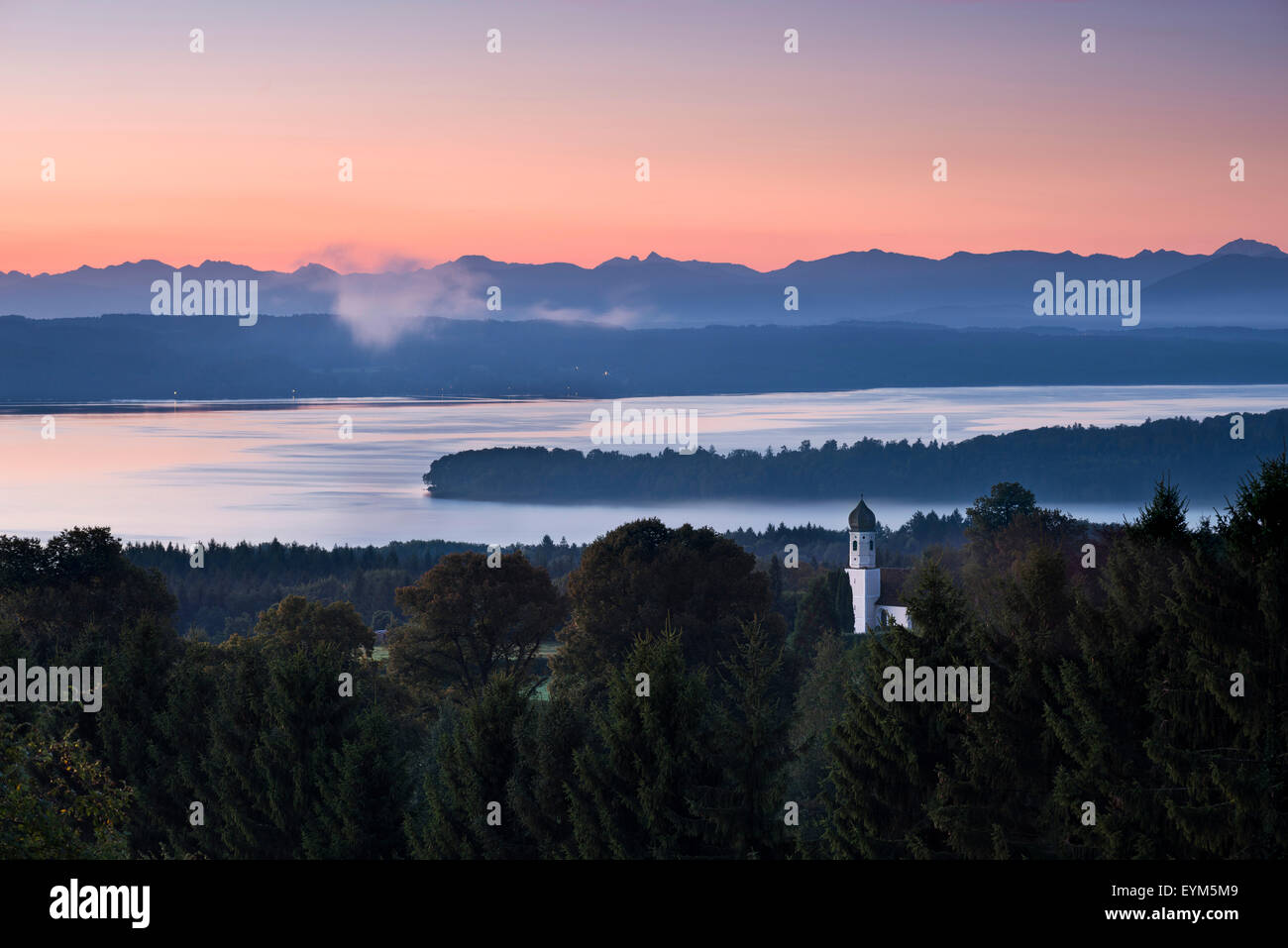 See Starnberger See, die Alpen, Licht, Morgen, Stimmung, Baum, anzeigen, Tutzing, Kirchturm, Nebel, Stockfoto
