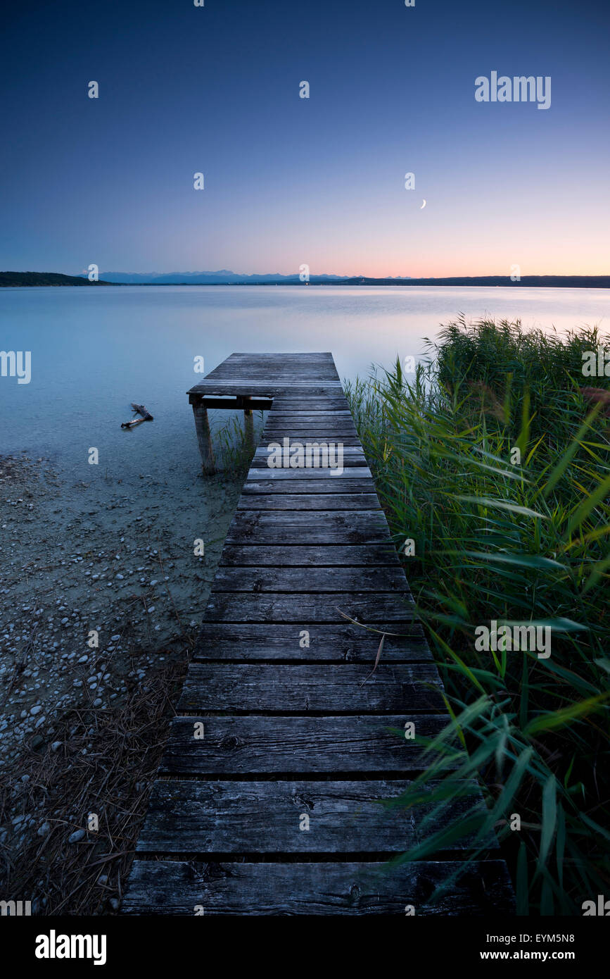 Ammersee, Fußgängerbrücke, Ufer, Aussicht, Berge, Alpen, blau, dunkel, düster, Schilf, Ruhe, Wasser, Abend, Stockfoto