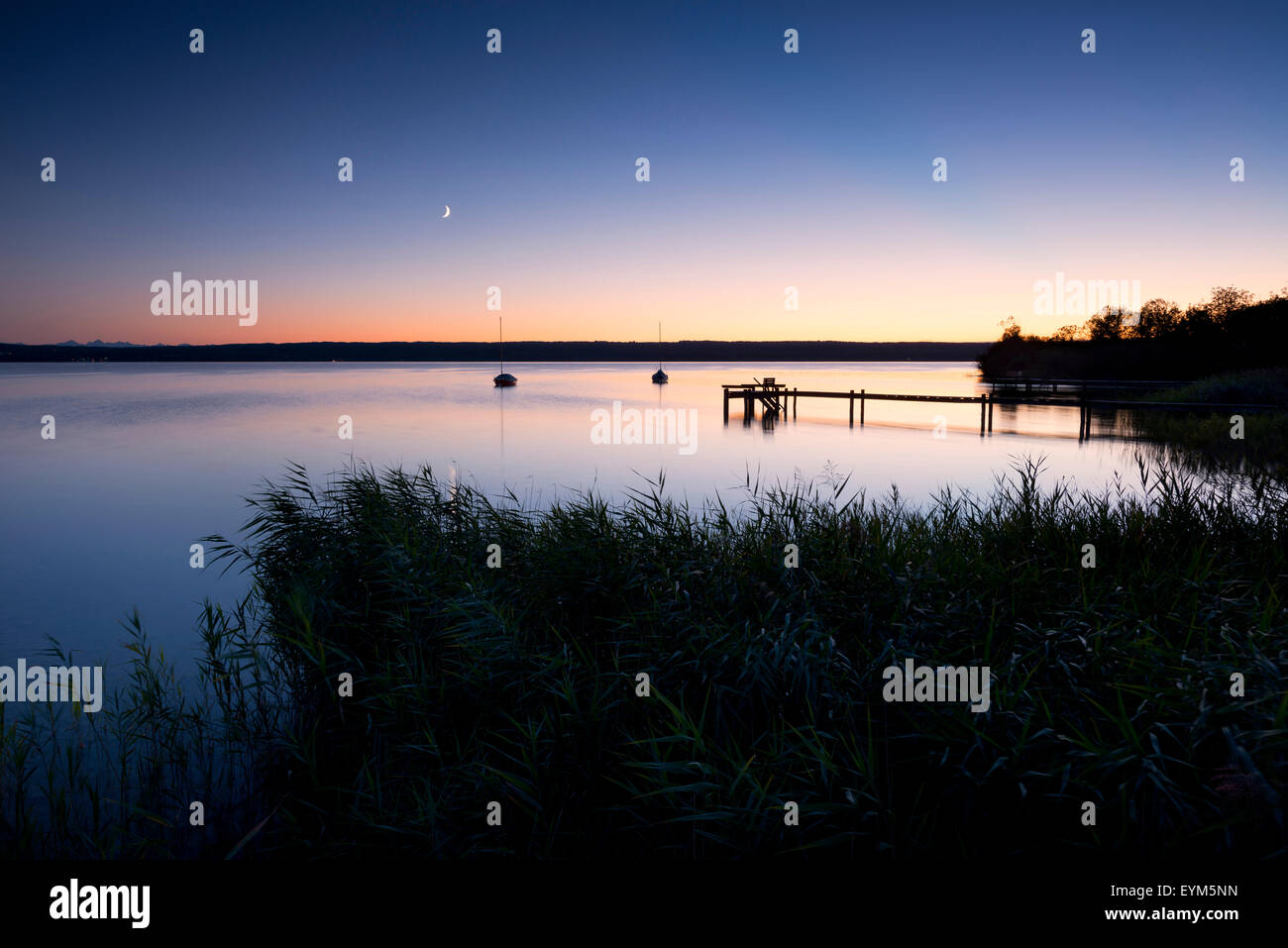 Ammersee "(See), Steg, Ufer, Aussicht, Berge, Alpen, blau, dunkel, düster, Reed, Ruhe, Wasser, Abend, Stockfoto