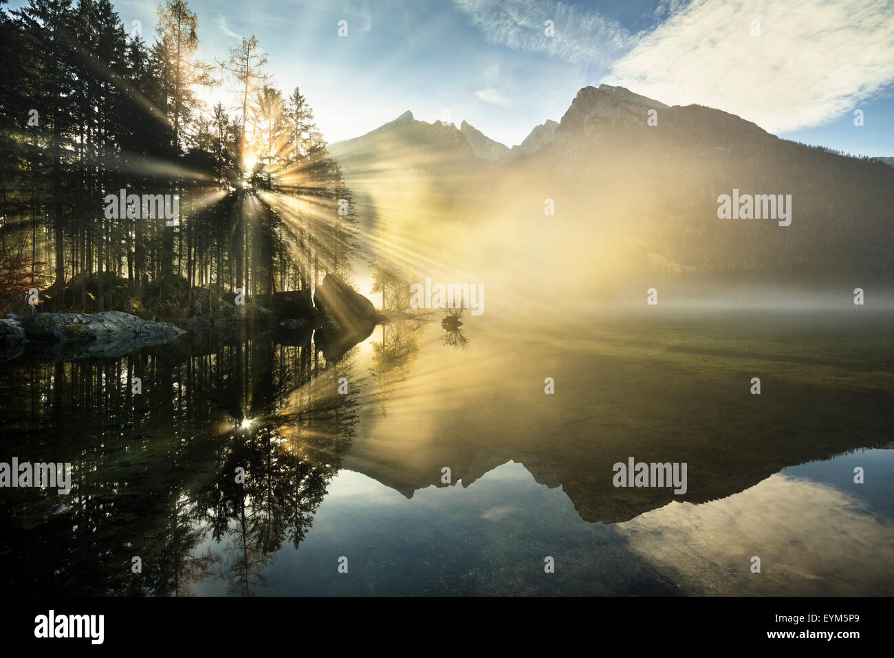 Berchtesgadener Land "(Bezirk), Watzmann (Berg), Sonne, Licht, Sonnenstrahlen, See,"Hintersee"(Dorf und See), Berge, Alpen, Nebel, Stockfoto