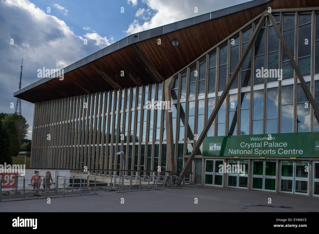 Crystal Palace National Sports Centre mit der TV-Antenne in der Ferne Stockfoto