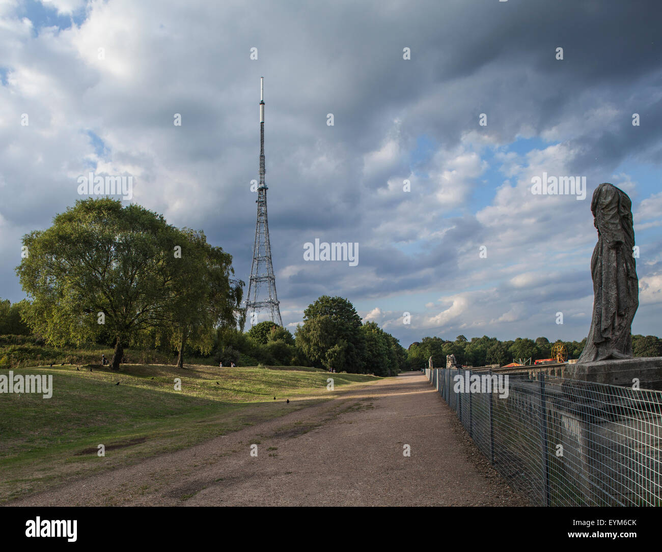 Die Spitze der Crystal Palace Park mit eine kopflose Statue bleiben von Crystal Palace und die TV-Antenne in der Ferne. Stockfoto