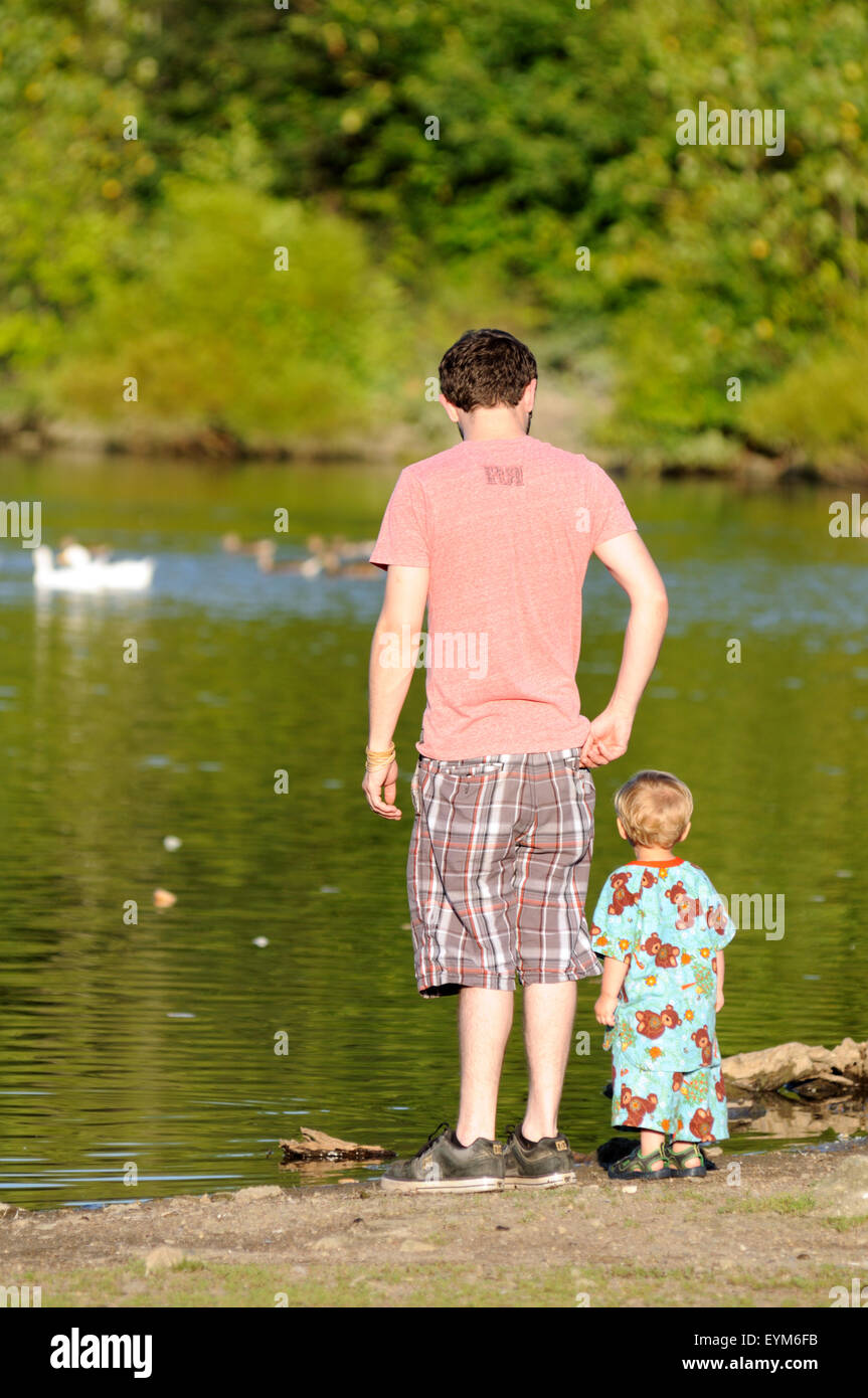 Alleinerziehender Vater mit seinem Kind haben eine Moment genießen Natur Stockfoto