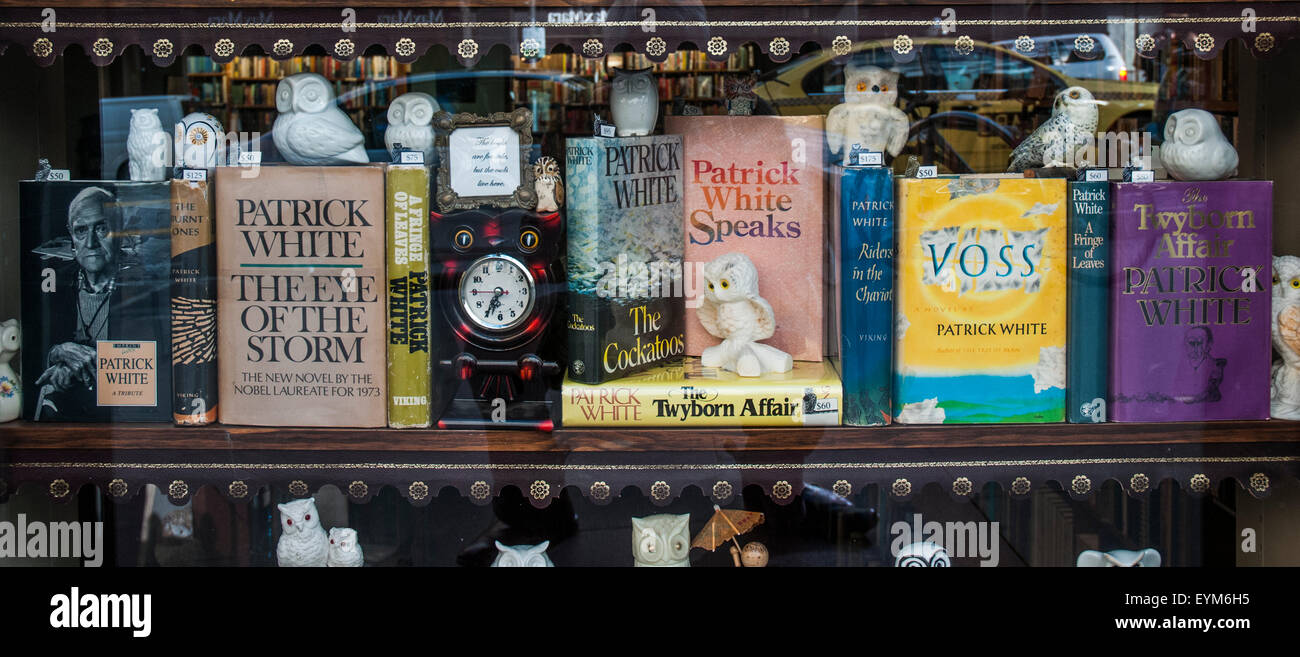 Literarische Fiktion nobelpreisgekrönten australischen Autors Patrick White erscheint in einem Antiquariat Melbourne Stockfoto