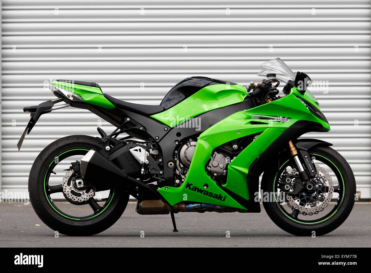 200 HP Motorrad Kawasaki Ninja, grün, standard, rechten Seite, Stockfoto