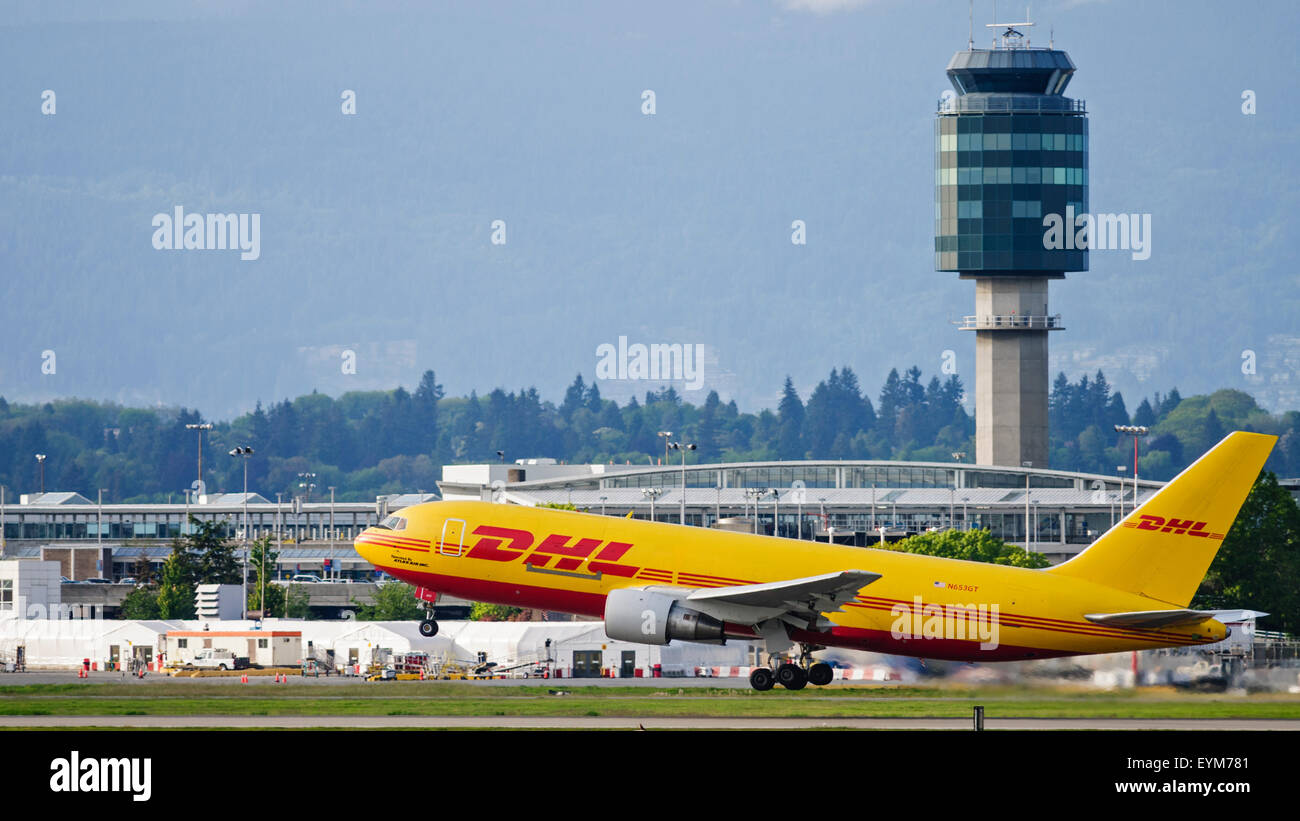 Atlas Air Boeing 767 (N653GT) Paket Frachter gemalt in DHL-Lackierung nehmen ausziehen in der Luft Vancouver International Airport Stockfoto