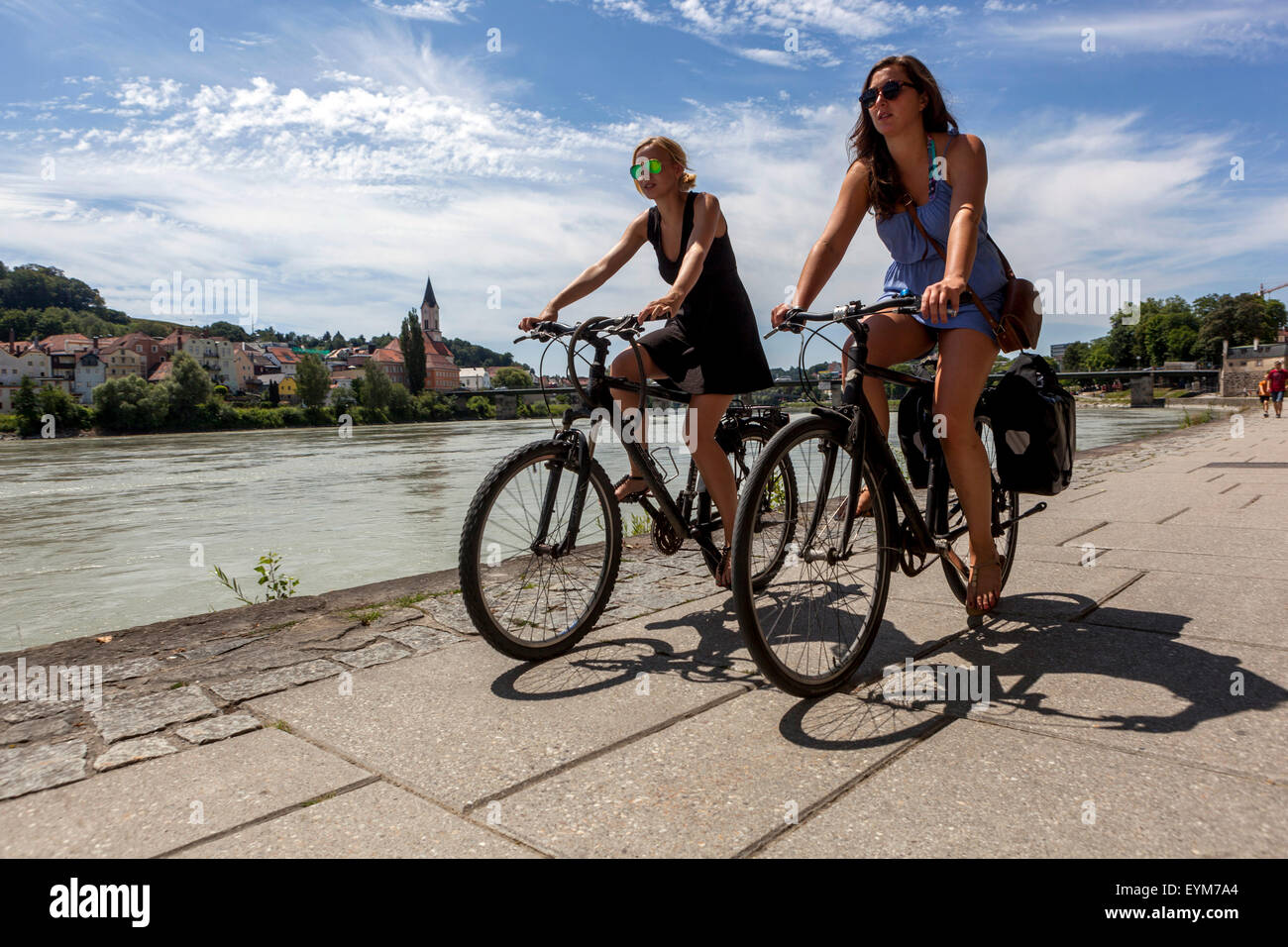 Passau Frauen Deutschland Radfahren, zwei Frauen fahren Fahrrad entlang des Inn River Germany Bike City Deutschland Frauen Stockfoto