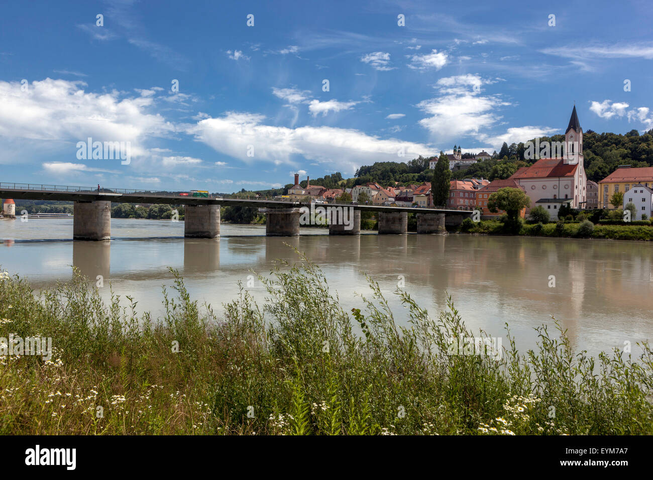 Brücke über den Fluss Inn. St. Gertraud Kirche, Passau, Niederbayern, Deutschland Stockfoto