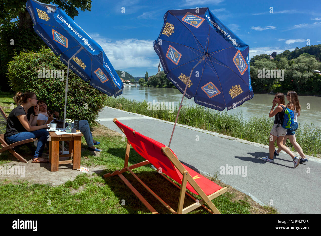 Passau Deutschland Menschen auf Spaziergang am Fluss Inn. Oberbayern, Deutschland River Inn Szene Stockfoto