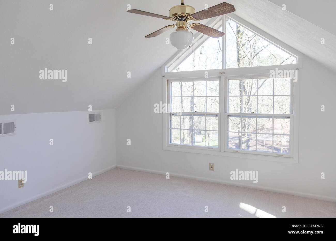 Frisch gestrichene weiße leere Loft-Schlafzimmer Stockfoto