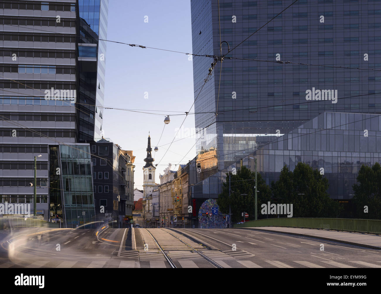 Österreich, Wien, Taborstraße, zwischen Hochhäusern, die "Barmherzigenkirche" anzeigen Stockfoto