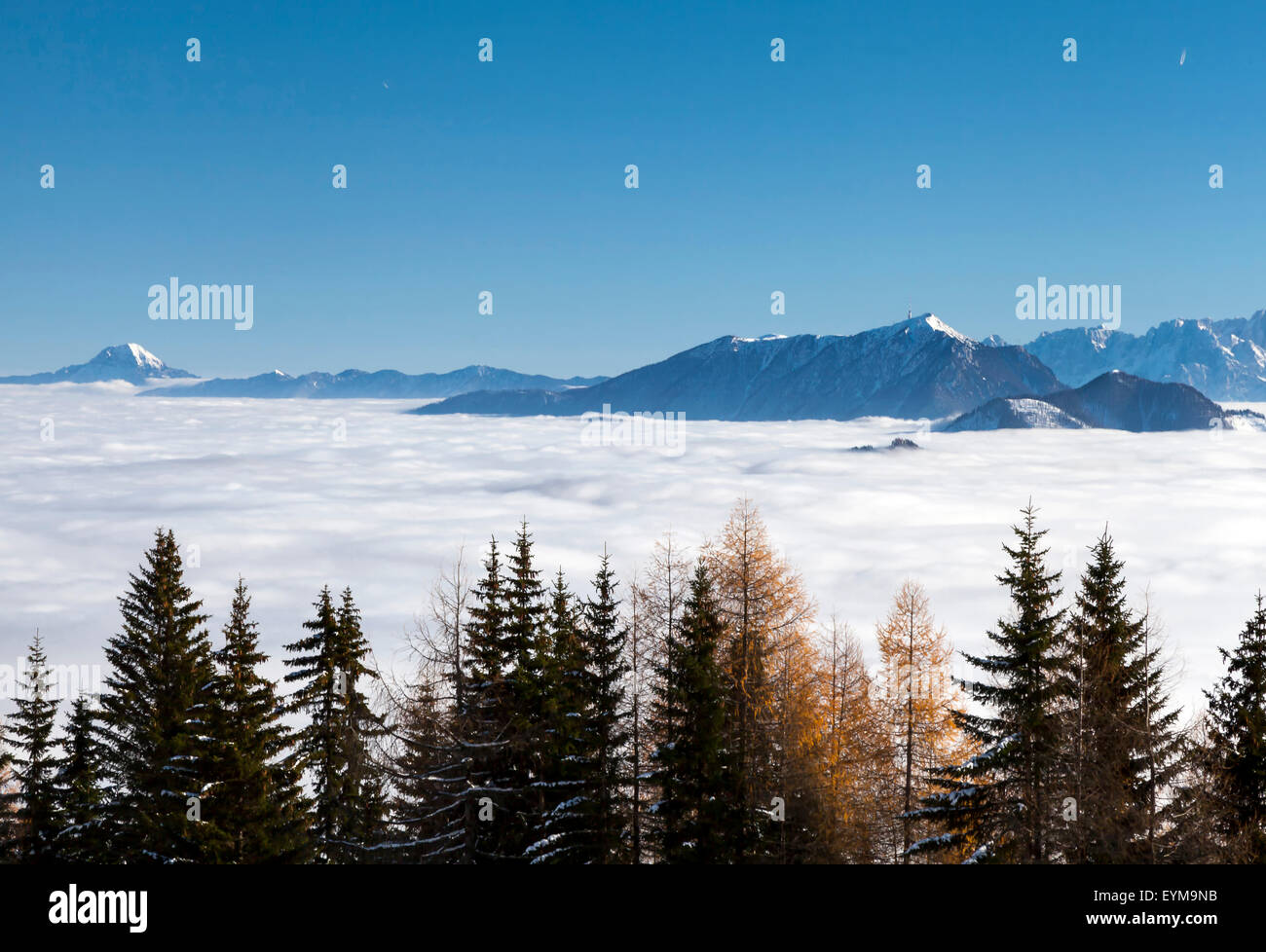 Alpen Mit Wolken Im Tal, Kärnten, Österreich Stockfoto