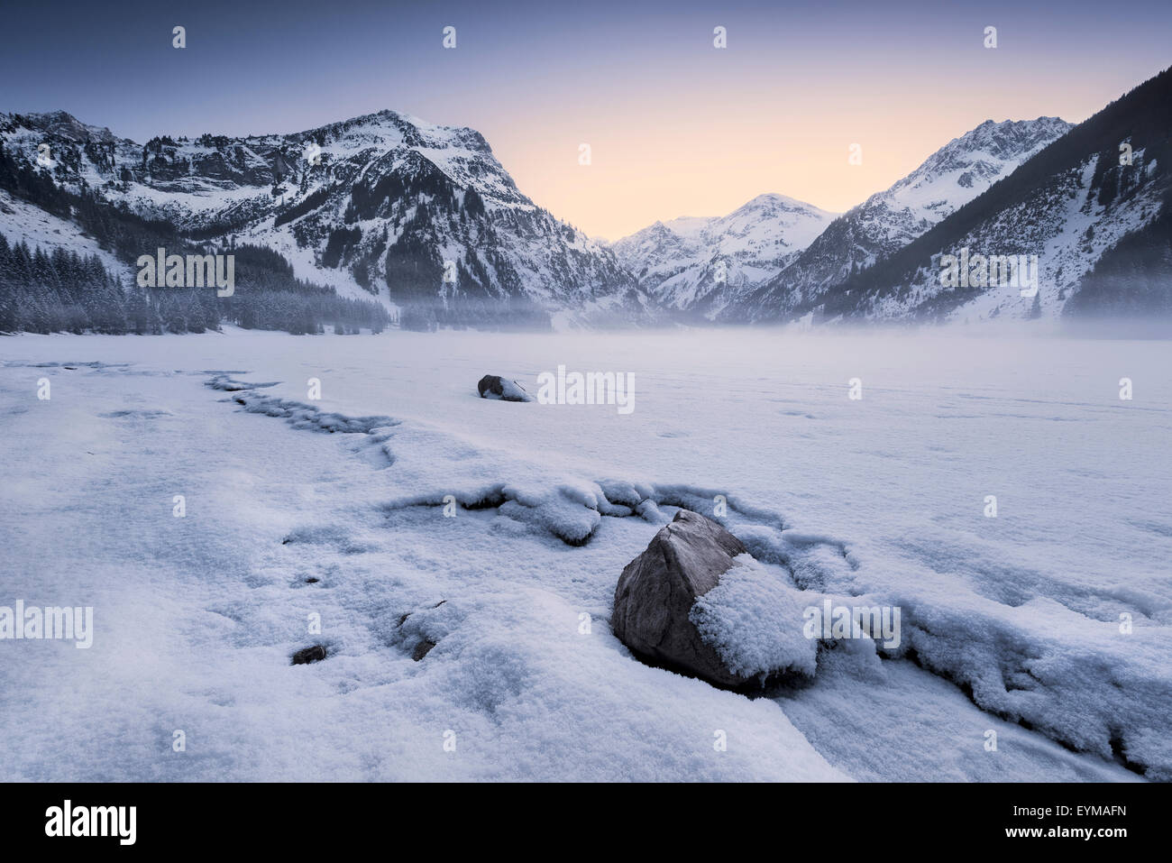 Die Alpen, Berge, Eis, Winter, Schnee, Steinen, Seeufer, gefroren, Nebel, Abend, kalt, Stockfoto