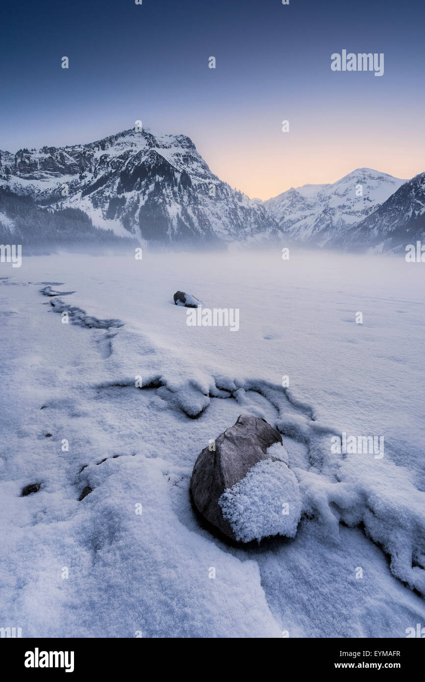 Die Alpen, Berge, Eis, Winter, Schnee, Steinen, Seeufer, gefroren, Nebel, Abend, kalt, Stockfoto
