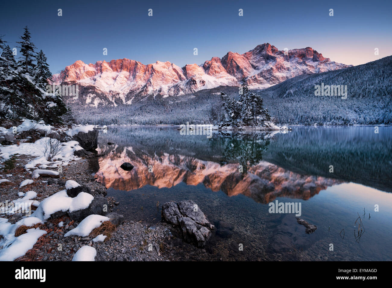 Winter, Atmosphäre, Zugspitze, Eibsee, Alpen, Wasser, See, Insel, Schnee, Licht Stockfoto