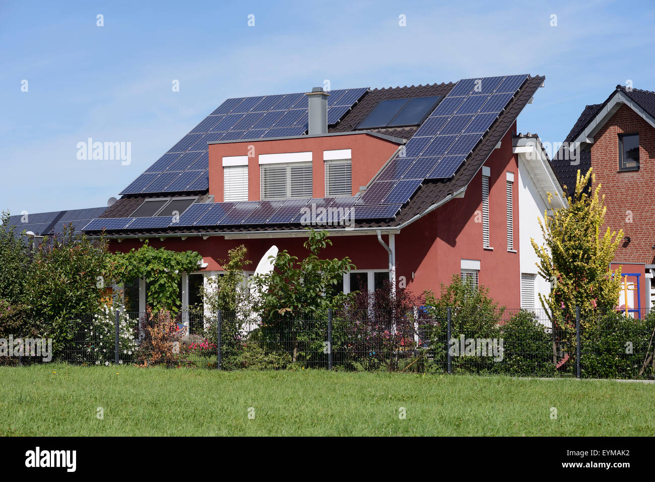 Haus mit Solarzellen, Deutschland, Nordrhein-Westfalen, Neuss Stockfoto