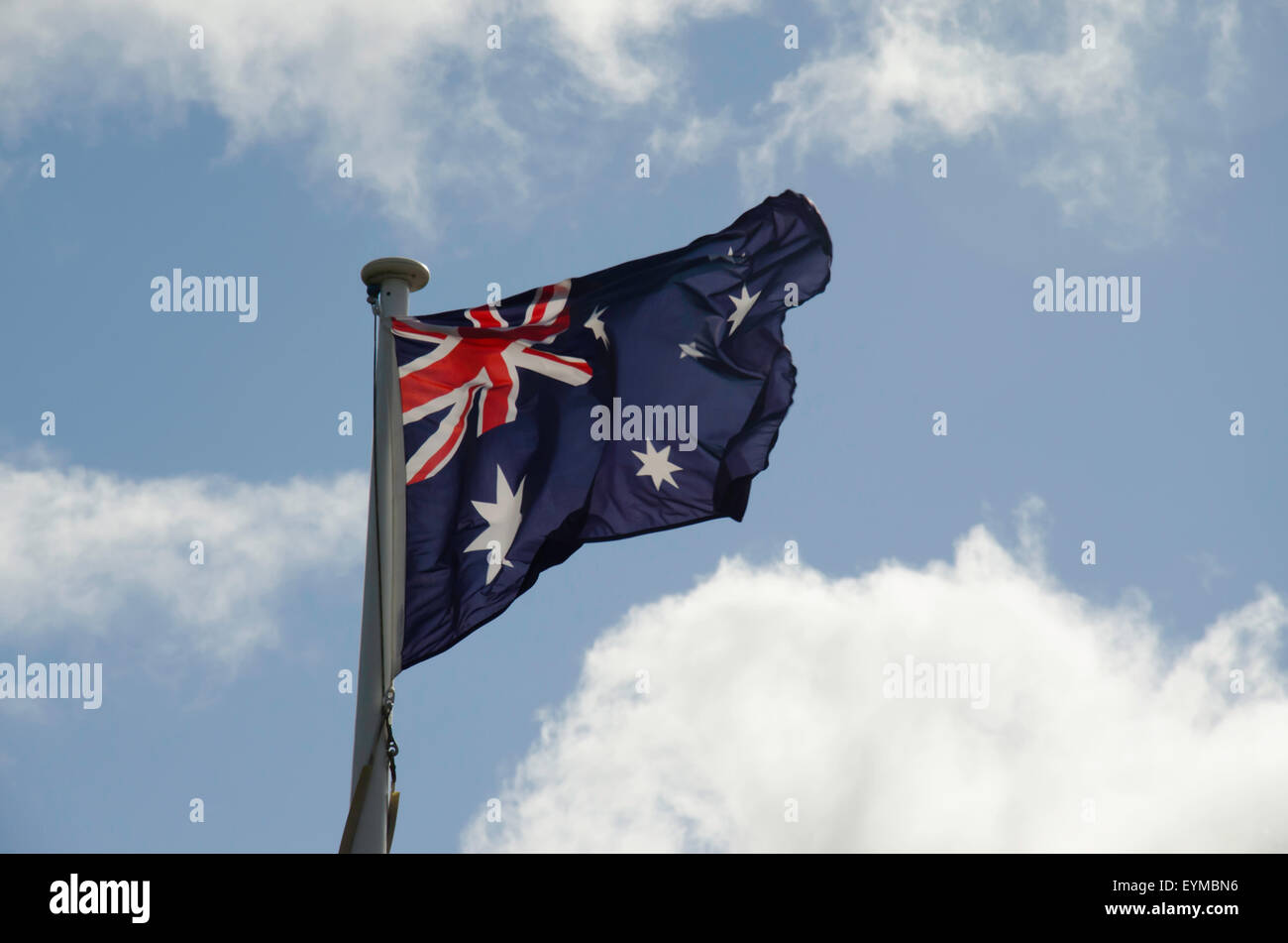 Die australische Nationalflagge (blauer Fähnrich) fliegt stolz unter einem wunderschönen blauen Himmel Stockfoto