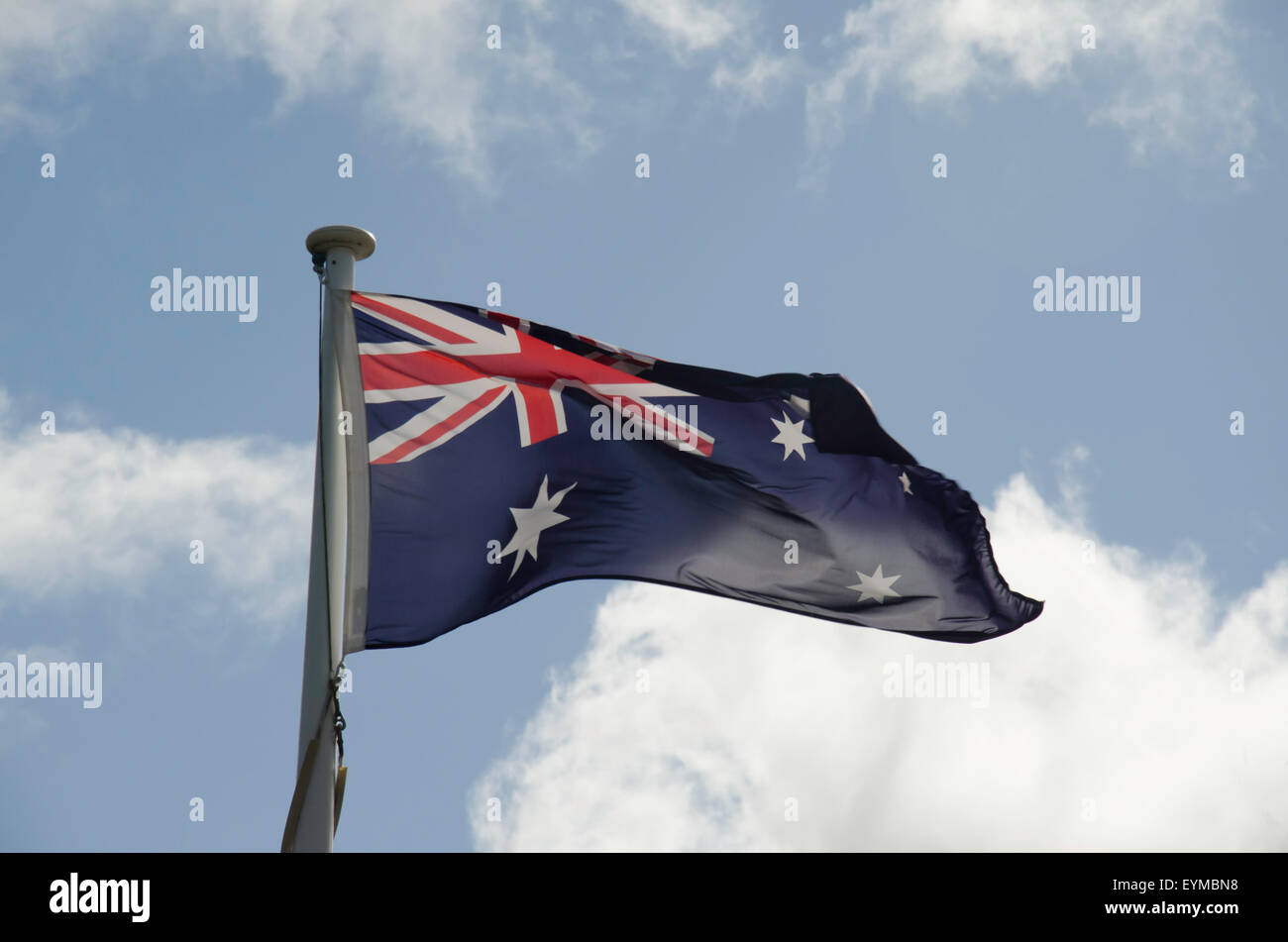 Die australische Nationalflagge (blauer Fähnrich) fliegt stolz unter einem wunderschönen blauen Himmel Stockfoto