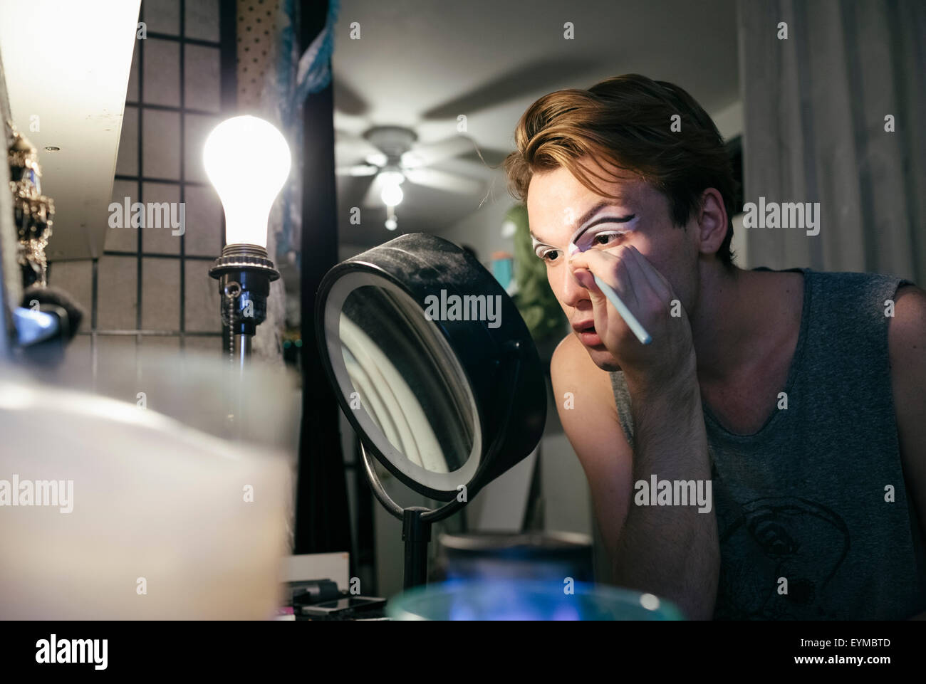 Männliche Drag-Queen machen das Aufstellen und putzt sich in Vorbereitung auf eine Leistung Stockfoto