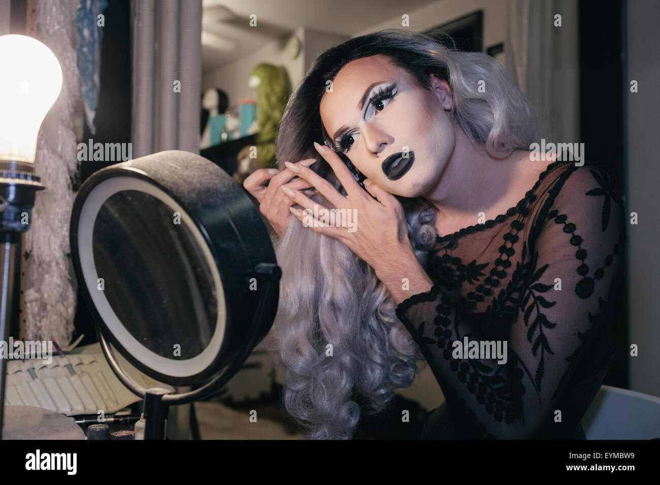 Männliche Drag-Queen machen das Aufstellen und putzt sich in Vorbereitung auf eine Leistung Stockfoto