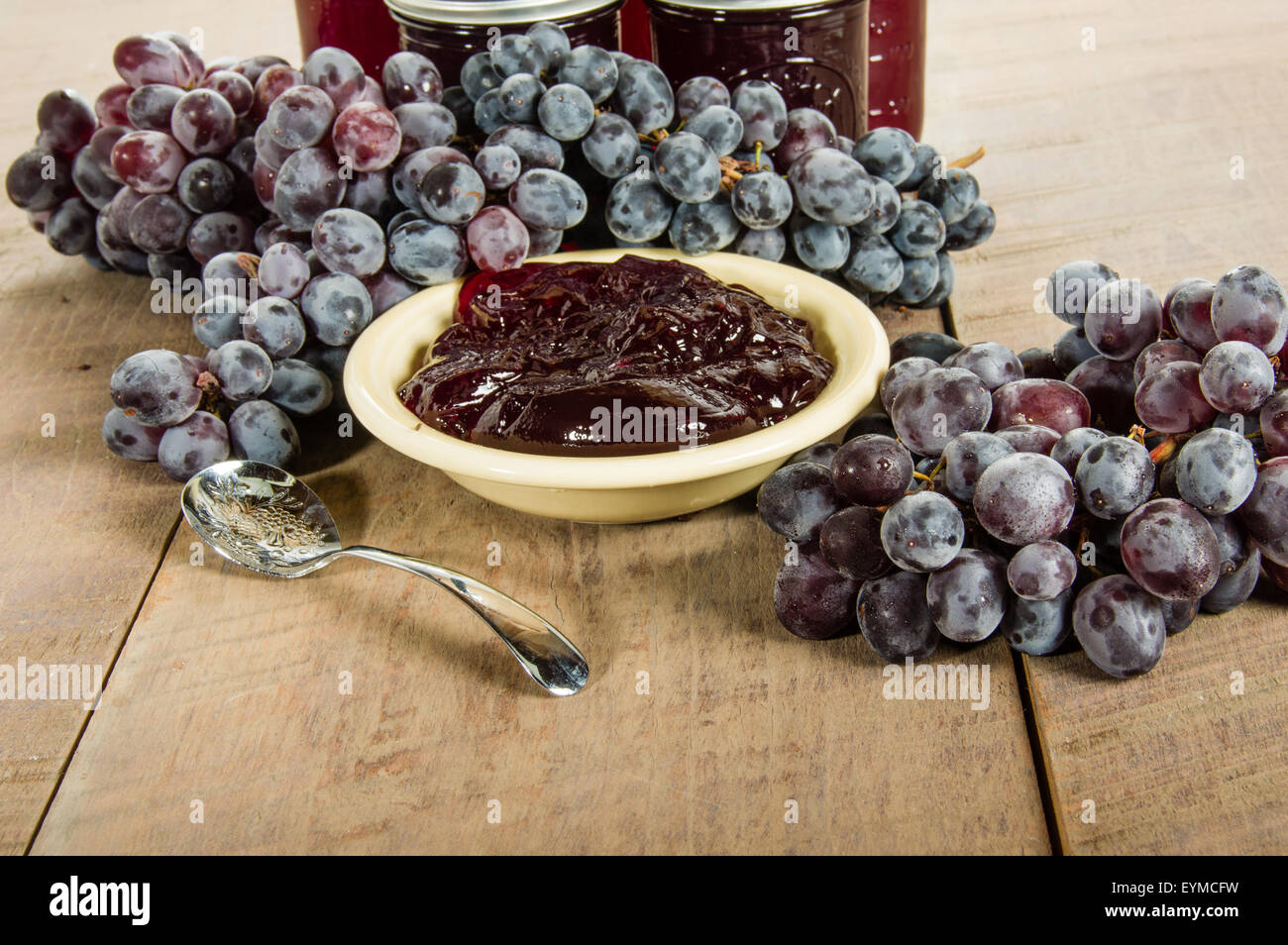 Schüssel mit frischen Trauben Gelee mit Trauben und Gläser Stockfoto