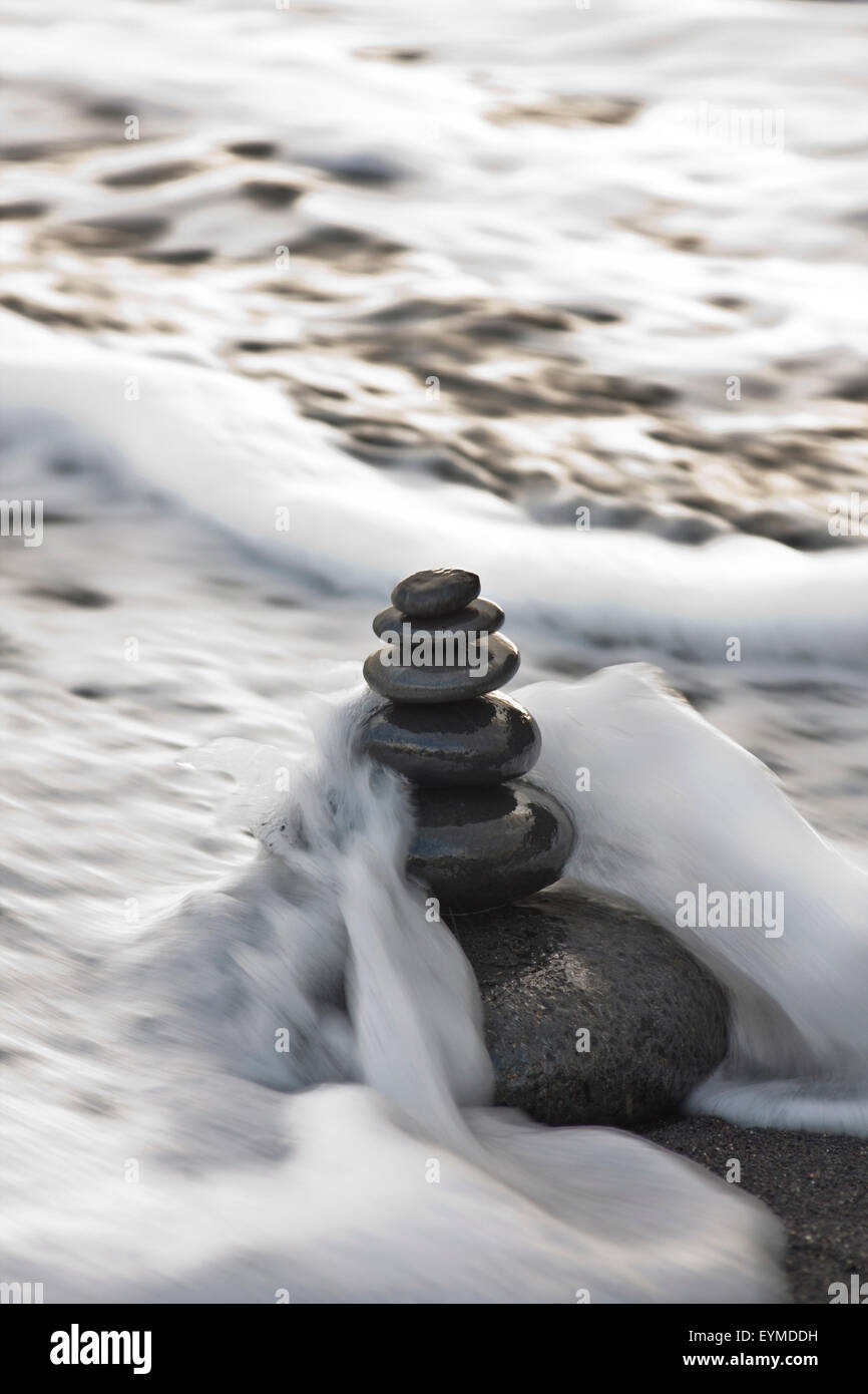 Turm aus Steinen, Meer, Surfen Stockfoto