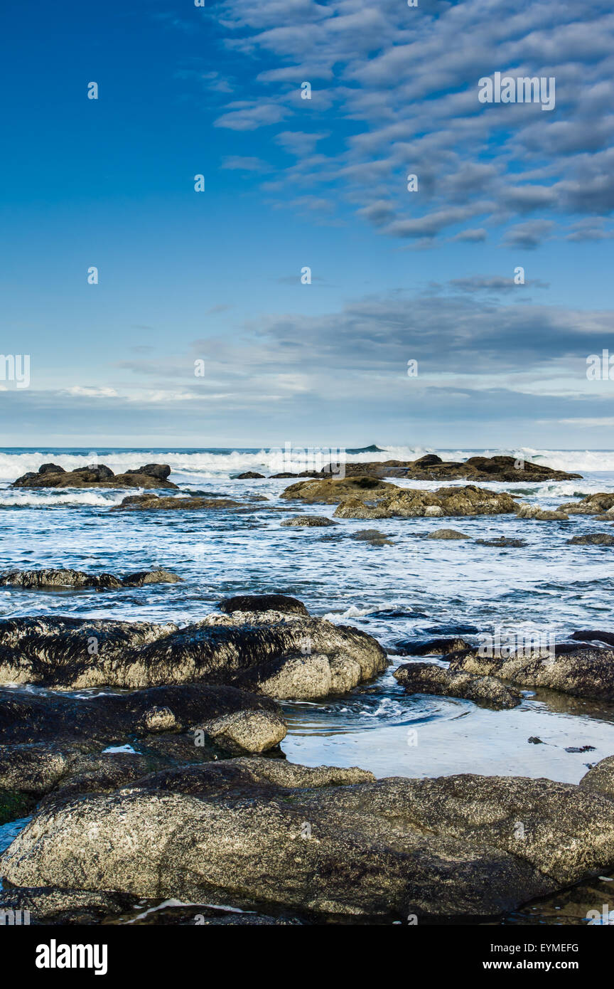 Dramatische Wolken über Pazifikküste Flut Poolbereich Stockfoto