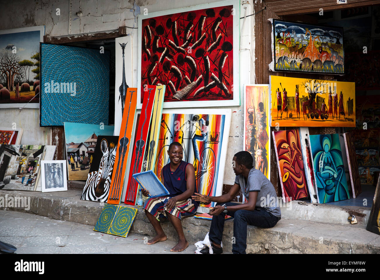 Zanzibar, Tansania, Sansibar-Stadt, historische Zentrum Stone Town, Souvenir-Shop mit Bildern Stockfoto