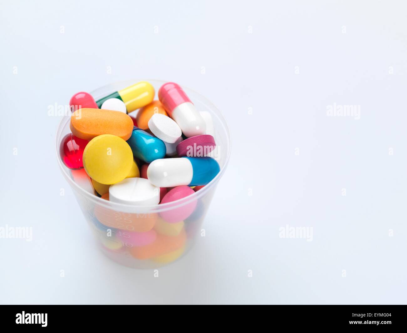 Eine Vielzahl von Pillen in einem Kunststoff-Behälter zu messen. Stockfoto