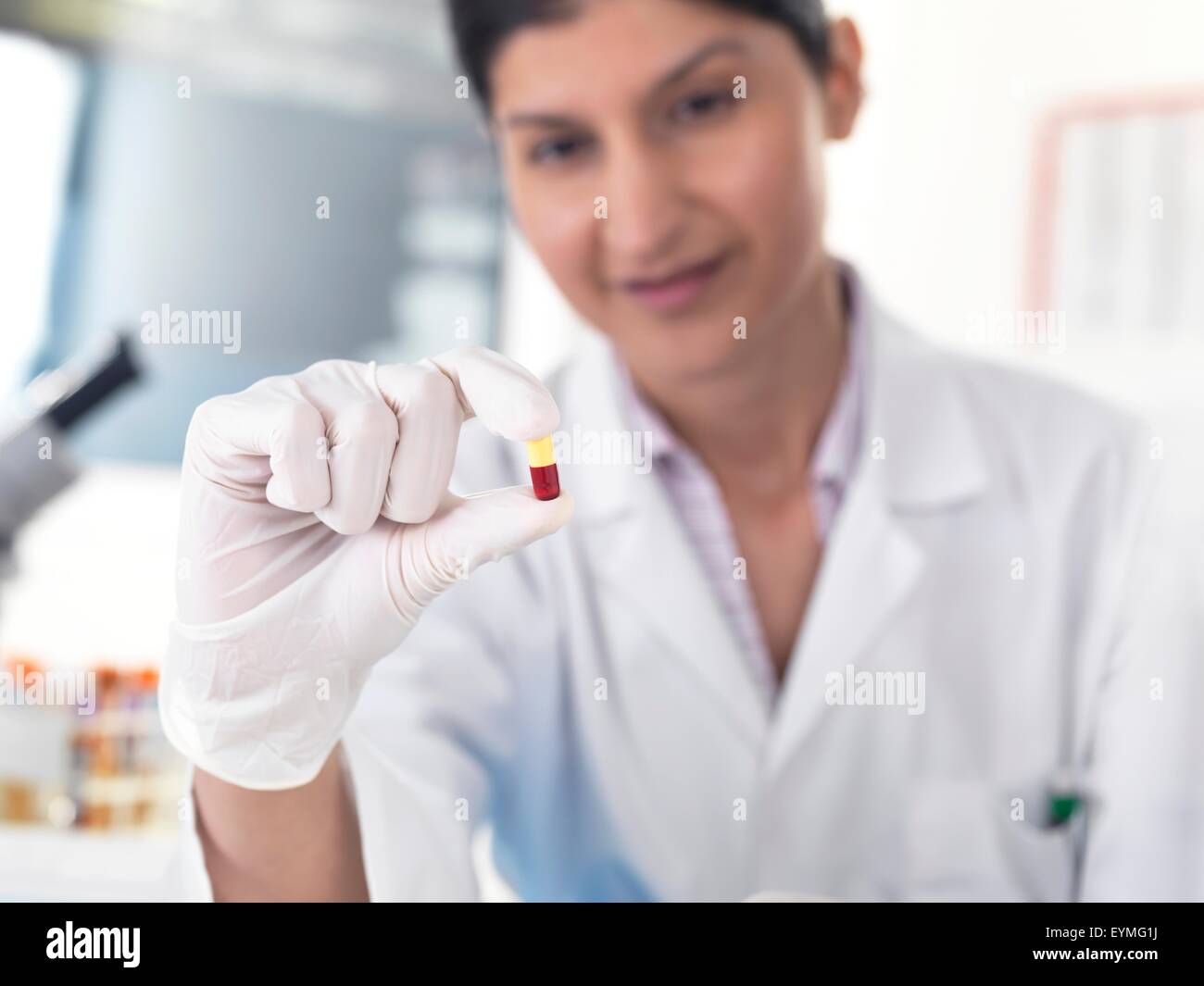 EIGENTUM FREIGEGEBEN. -MODELL VERÖFFENTLICHT. Asiatische Ärztin hält ein neues Medikament in der klinischen Erprobung. Stockfoto