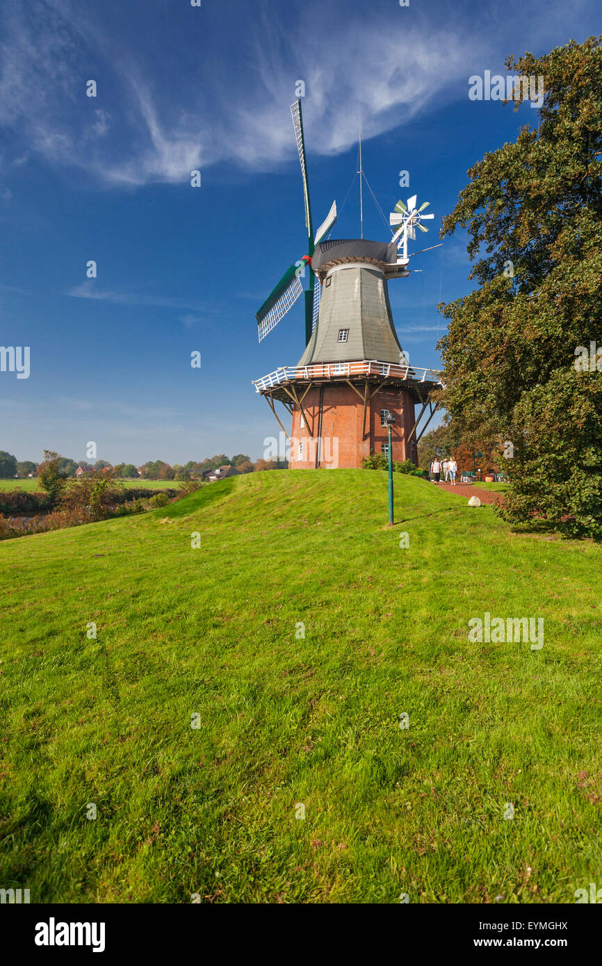 Zwillingsmühle (Windmühle) in Greetsiel, Krummhörn Stockfoto