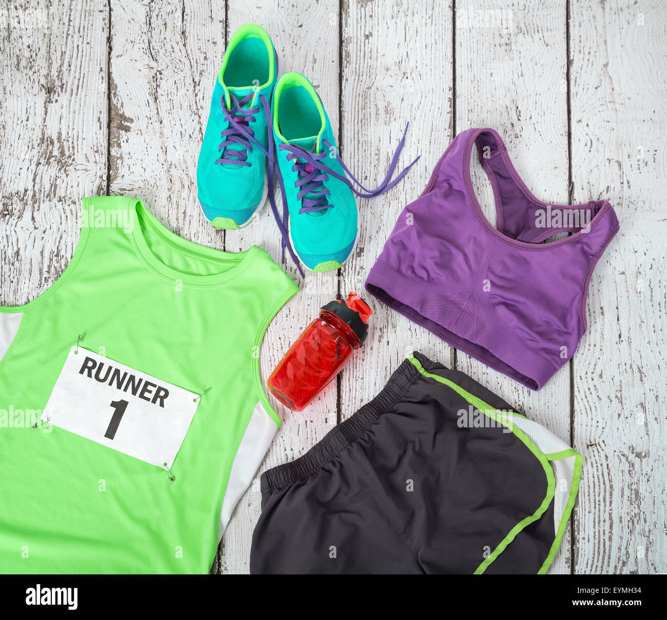 Fahrwerk für einen Renntag, rustikalen hölzernen Hintergrund bereit gelegt Stockfoto