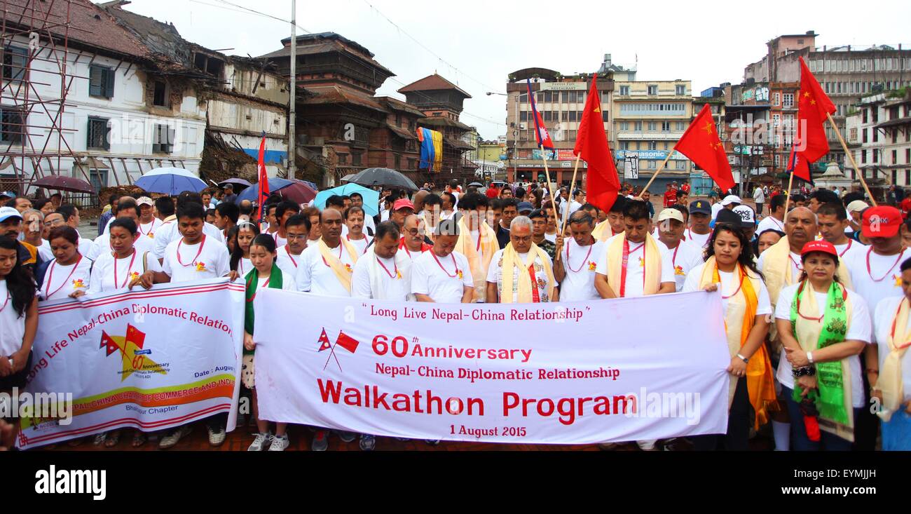 Kathmandu, Nepal. 1. August 2015. Menschen beobachten eine Schweigeminute für die Opfer des Erdbebens, nachdem ein Walkathon organisiert anlässlich des 60. Jahrestages der Gründung der diplomatischen Beziehungen zwischen Nepal und China in Kathmandu, Nepal, 1. August 2015. Bildnachweis: Sunil Sharma/Xinhua/Alamy Live-Nachrichten Stockfoto