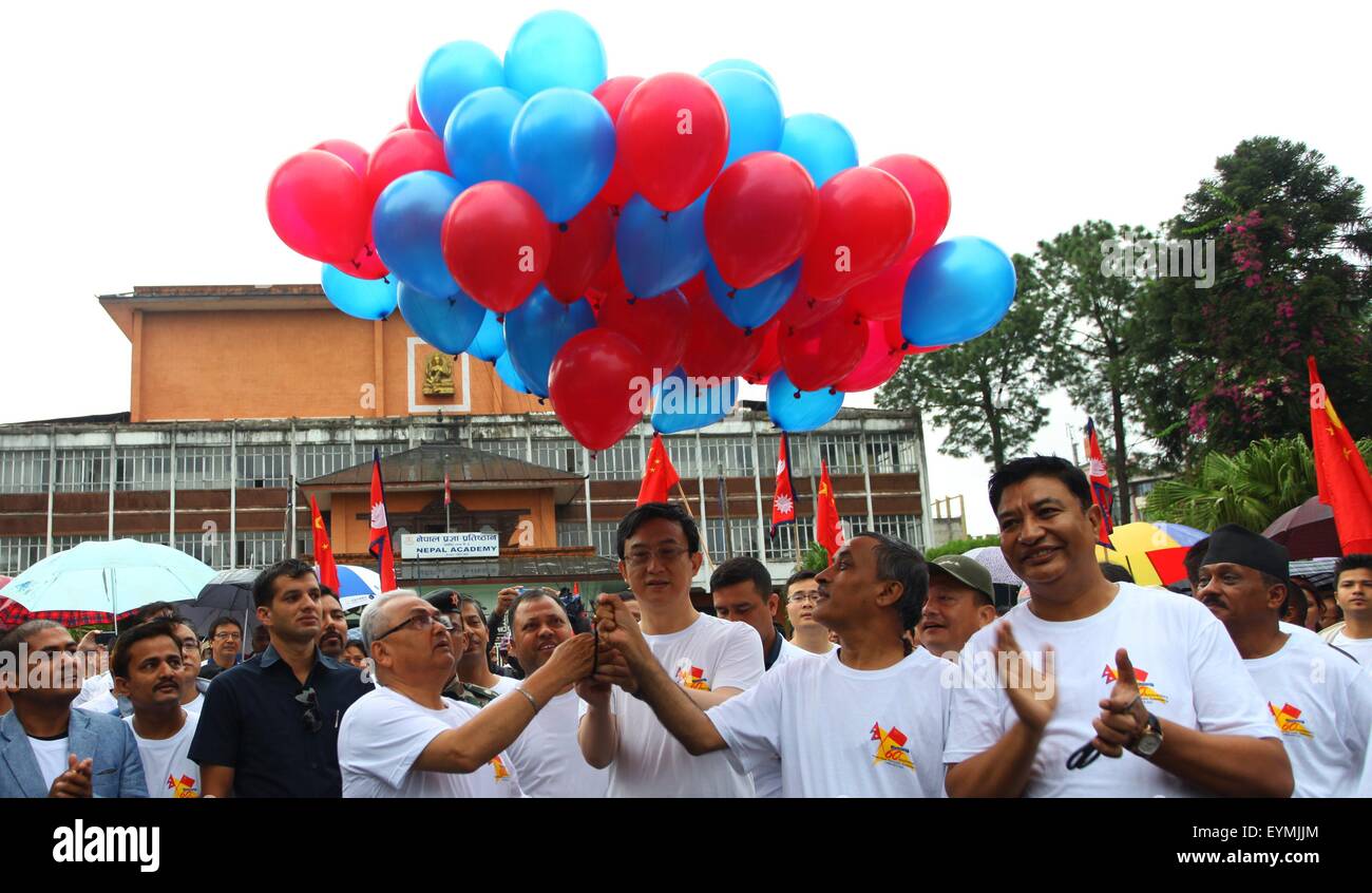 Kathmandu, Nepal. 1. August 2015. Nepalesen Außenminister Mahendra Bahadur Pandey (4 L) und der chinesische Botschafter, Nepal Wu Chuntai (C) an ein Walkathon organisiert anlässlich des 60. Jahrestages der Gründung der diplomatischen Beziehungen zwischen Nepal und China in Kathmandu, Nepal, 1. August 2015 teilnehmen. Bildnachweis: Sunil Sharma/Xinhua/Alamy Live-Nachrichten Stockfoto