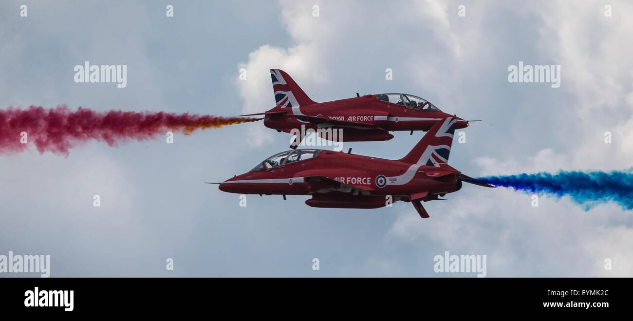 Die Red Arrows RAF Display Team während einer Bildung Pass zeigt Rauch während der Durchführung in der Luftschlacht um England 75-jähriges Jubiläum Stockfoto