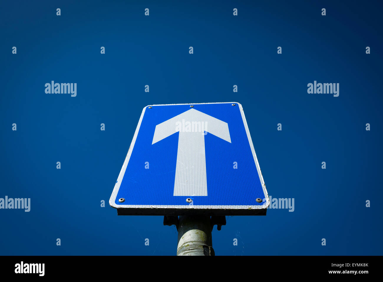 Ein Pfeil Straßenschild vor blauem Himmel mit textfreiraum UK Stockfoto