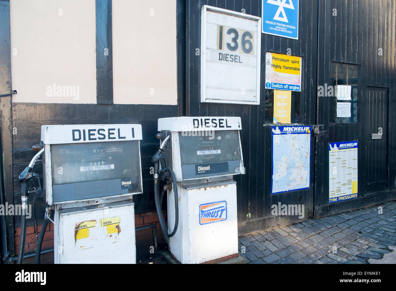 traditionellen alten Stil Benzin Tankstelle in Lancashire Dorf von Ramsbottom, England Stockfoto