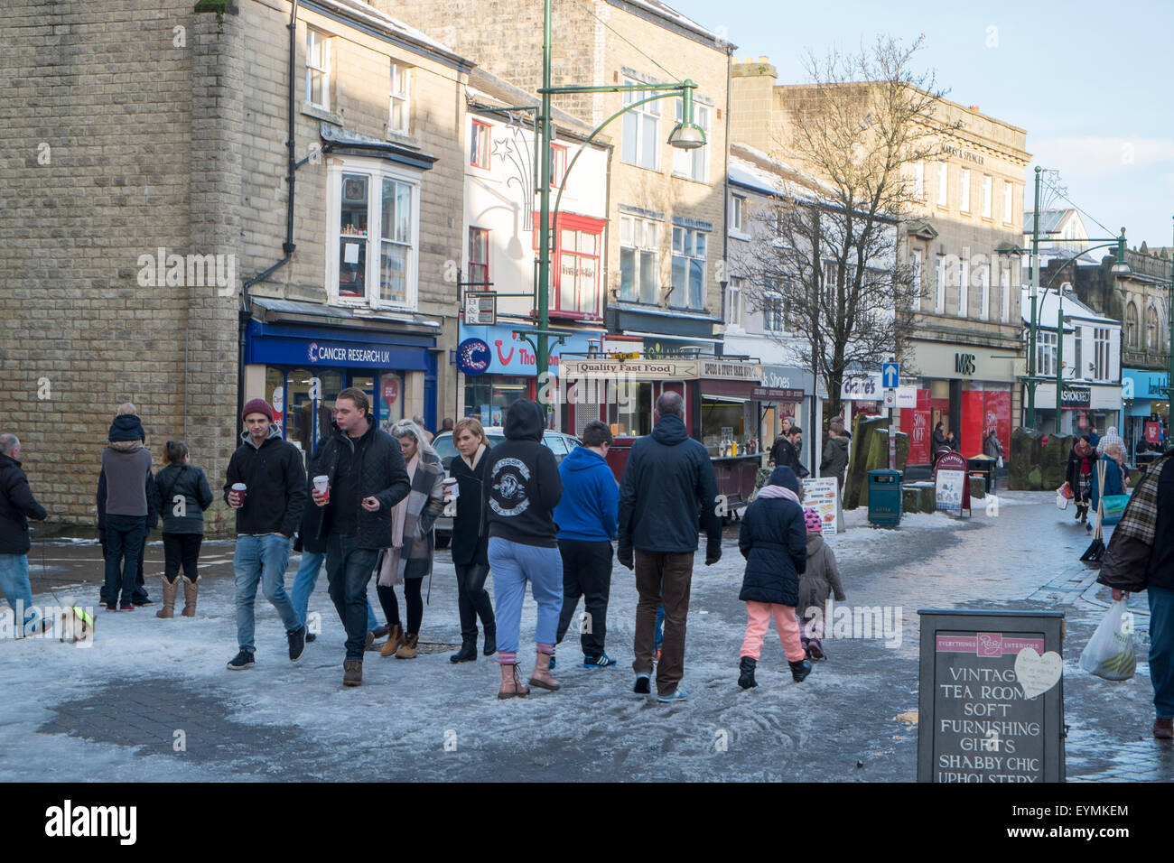 Einzelhandelsgeschäfte im Stadtzentrum von Buxton an einem Wintertag, Derbyshire, England Stockfoto