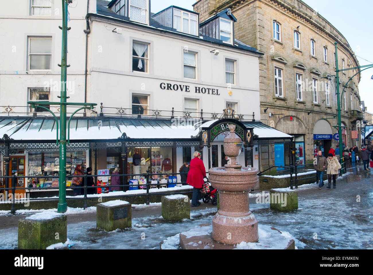 grove Hotel- und Einzelhandelsgeschäfte im Stadtzentrum von Buxton an einem Wintertag, Derbyshire, England Stockfoto