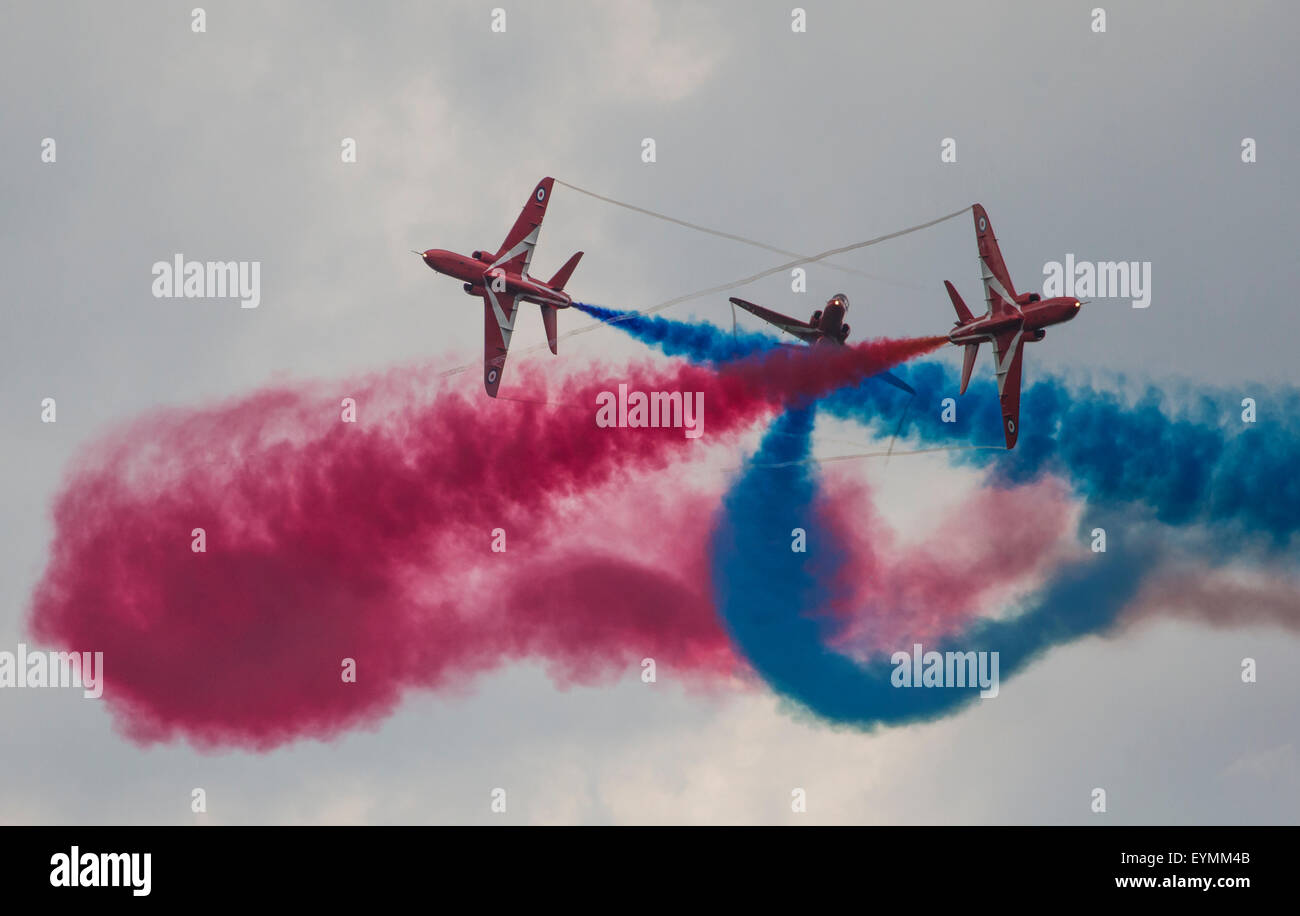 Die Red Arrows RAF Display Team während einer Bildung Pass zeigt Rauch während der Durchführung in der Luftschlacht um England 75-jähriges Jubiläum Stockfoto